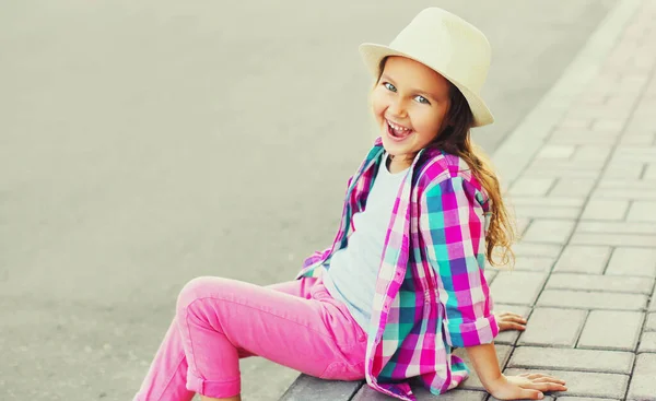 지푸라기 모자를 거리에서 분홍색 셔츠를 행복하게 미소짓는 — 스톡 사진