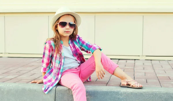 Petite Fille Enfant Portant Chapeau Paille Été Chemise Carreaux Rose — Photo