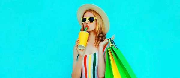 Retrato Mujer Joven Bebiendo Jugo Con Bolsas Compras Colorida Camiseta — Foto de Stock