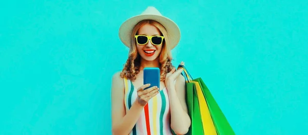 Retrato Jovem Sorridente Com Telefone Sacos Compras Shirt Listrada Colorida — Fotografia de Stock