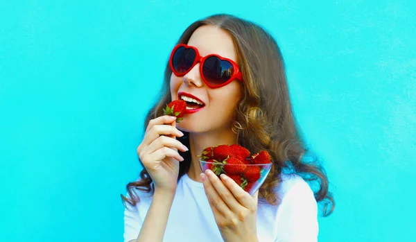 Verão Retrato Mulher Sorridente Feliz Com Punhado Morangos Frescos Vestindo — Fotografia de Stock