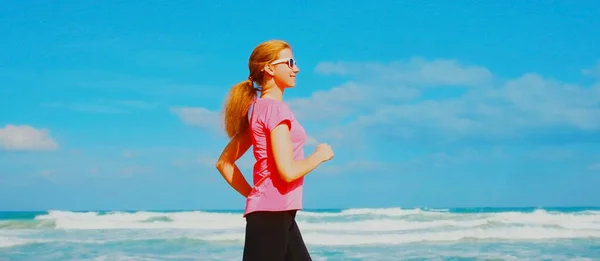 Jeune Femme Courant Sur Plage Près Mer — Photo