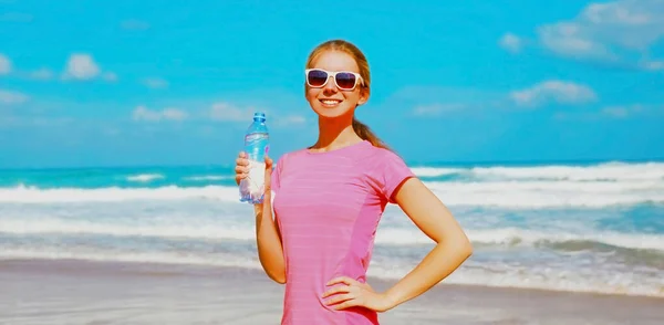 Fitness Mulher Feliz Beber Água Garrafa Praia Perto Mar — Fotografia de Stock