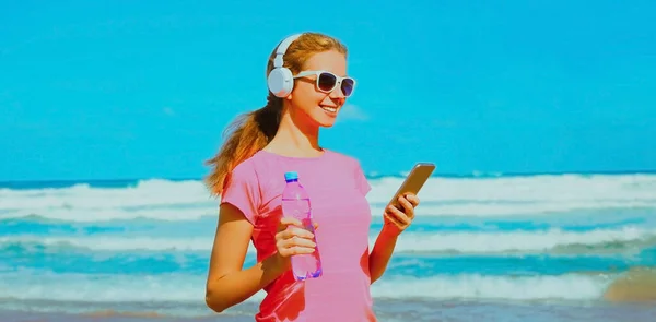 Mulher Fitness Com Telefone Ouvindo Música Praia — Fotografia de Stock