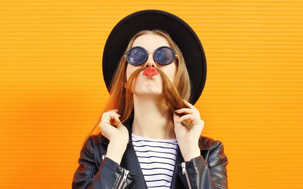 Retrato Cerca Mujer Joven Mostrando Bigote Pelo Soplando Labios Rojos — Foto de Stock