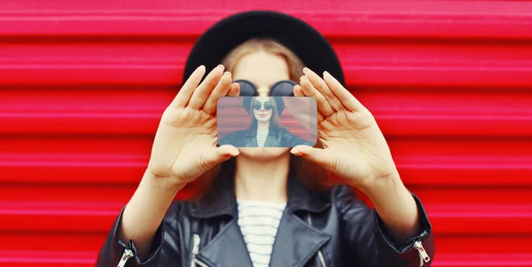 Primer Plano Mujer Tomando Foto Selfie Por Teléfono Inteligente Sobre — Foto de Stock