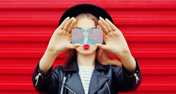 Primer Plano Mujer Tomando Foto Selfie Por Teléfono Inteligente Sobre — Foto de Stock