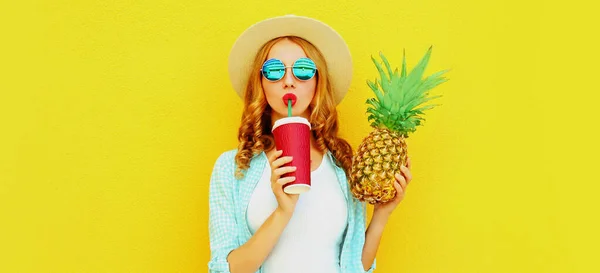 Retrato Verão Mulher Atraente Beber Suco Segurando Abacaxi Usando Chapéu — Fotografia de Stock