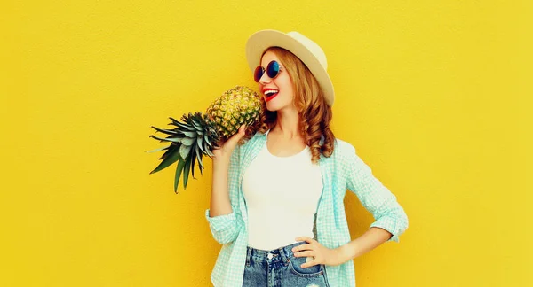 Summer Portrait Young Woman Singing Pineapple Having Fun Wearing Straw — Stock Photo, Image
