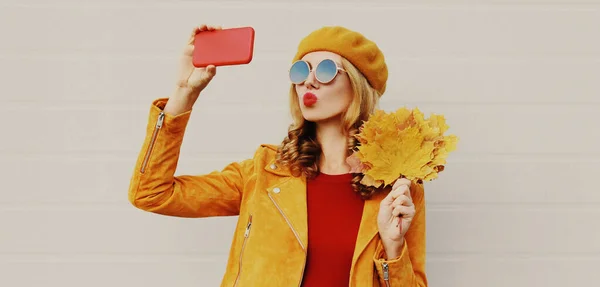 Осенний Портрет Красивой Женщины Делающей Селфи Телефону Желтыми Листьями Клена — стоковое фото
