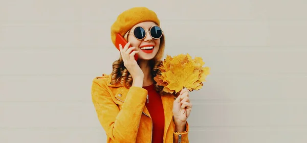 Portrait Automne Une Heureuse Femme Souriante Aux Feuilles Érable Jaunes — Photo