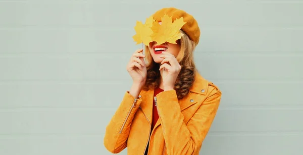 Portrait Automne Une Heureuse Femme Souriante Couvrant Ses Yeux Feuilles — Photo