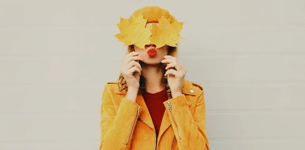 Осінній Портрет Щасливої Жінки Прикриває Очі Жовтим Кленовим Листям Дме — стокове фото