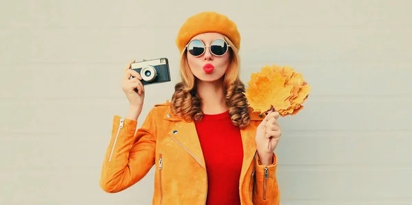 Portrait Automne Une Jolie Femme Avec Caméra Rétro Feuilles Érable — Photo