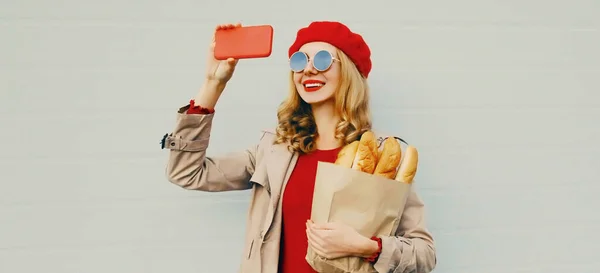 Retrato Mujer Sonriente Tomando Foto Selfie Por Teléfono Sosteniendo Bolsa — Foto de Stock