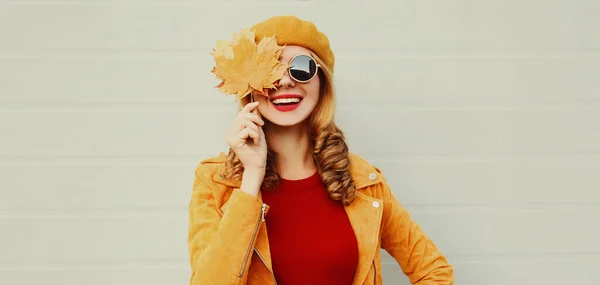 Portrait Automne Une Femme Souriante Joyeuse Aux Feuilles Érable Jaune — Photo