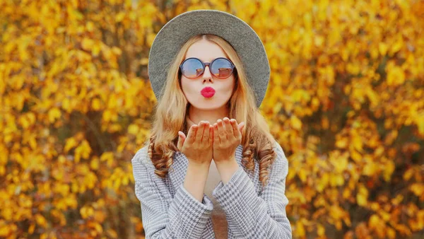 Retrato Otoñal Mujer Atractiva Soplando Labios Rojos Enviando Beso Aire —  Fotos de Stock