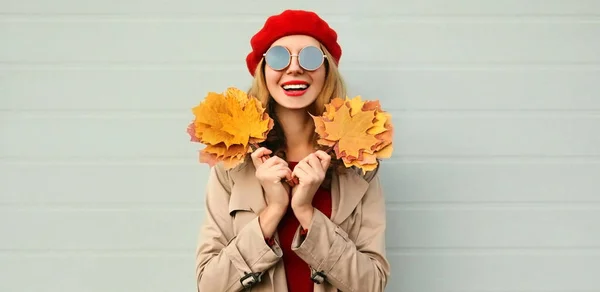 Jesienny Portret Uśmiechniętej Młodej Kobiety Żółtymi Liśćmi Klonu Czerwonym Francuskim — Zdjęcie stockowe