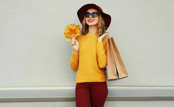 Retrato Otoño Mujer Con Bolsas Compras Hojas Arce Amarillo Con —  Fotos de Stock