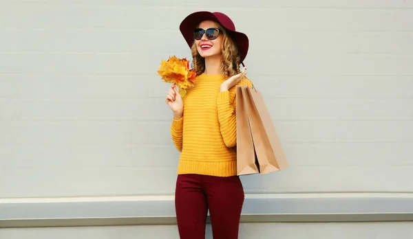 Portrait Automne Femme Avec Sacs Provisions Feuilles Érable Jaune Portant — Photo