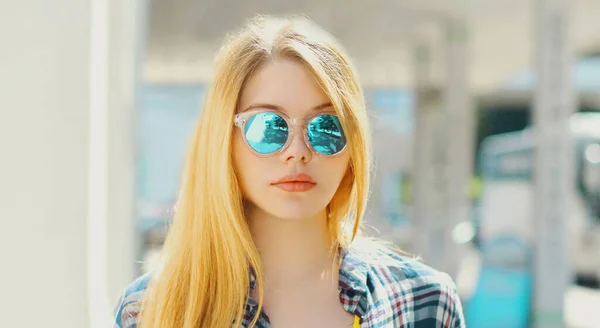 Nahaufnahme Porträt Eines Blonden Teenagers Mit Sonnenbrille Der Die Kamera — Stockfoto