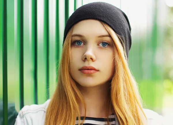 Nahaufnahme Porträt Der Blonden Teenager Mädchen Blick Die Kamera — Stockfoto