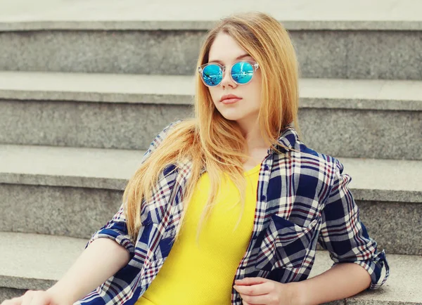 Primer Plano Retrato Adolescente Rubia Con Gafas Sol Mirando Cámara — Foto de Stock