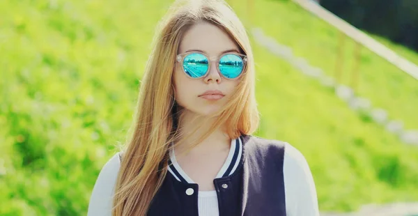 Närbild Porträtt Blond Tonåring Flicka Bär Solglasögon Tittar Kameran — Stockfoto