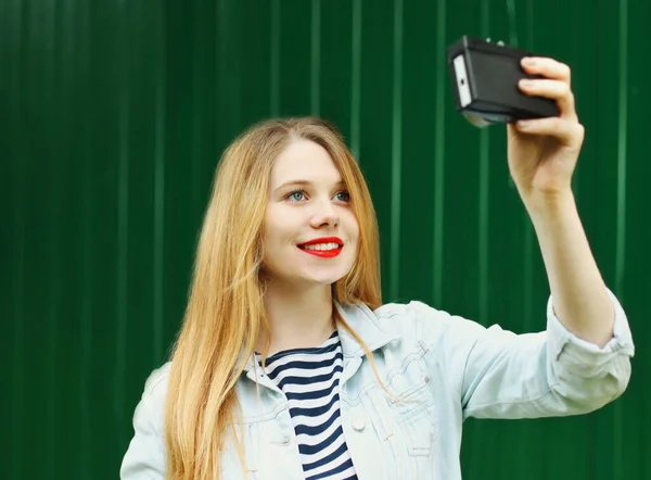 Retrato Adolescente Sonriente Tomando Foto Selfie Por Cámara — Foto de Stock