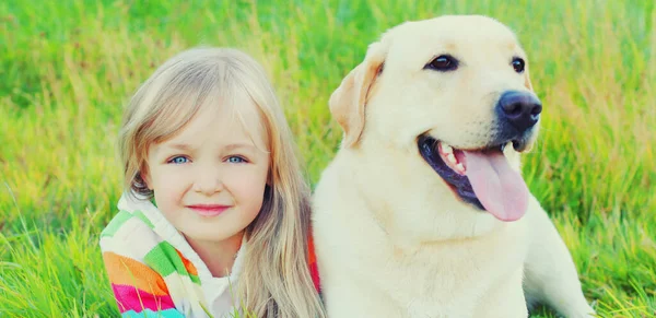 Porträtt Liten Flicka Barn Och Labrador Retriever Hund Tillsammans Gräset — Stockfoto