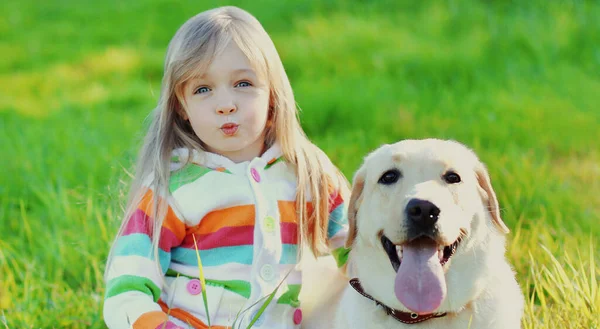 Портрет Маленької Дівчинки Дитини Лабрадора Собаки Ретривера Разом Траві Літньому — стокове фото