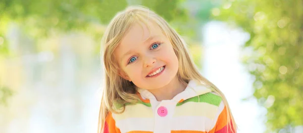 Close Portret Szczęśliwego Uśmiechniętego Dziecka Świeżym Powietrzu Letni Dzień — Zdjęcie stockowe