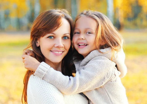 Retrato Otoño Feliz Madre Sonriente Con Hija Parque —  Fotos de Stock