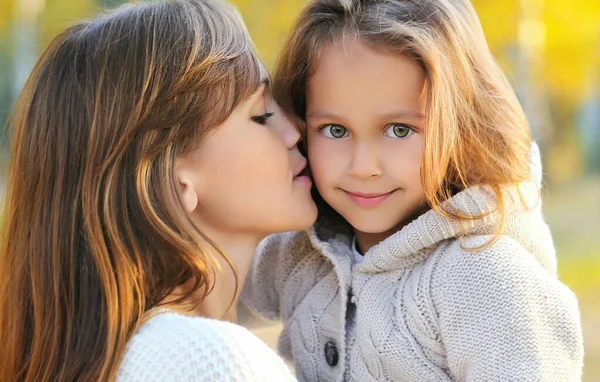Portrait Automne Une Mère Heureuse Embrassant Fille Enfant — Photo