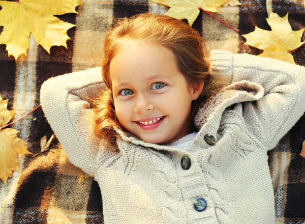 Close Portret Szczęśliwej Uśmiechniętej Dziewczynki Dziecko Leżące Kratę Żółtymi Liśćmi — Zdjęcie stockowe