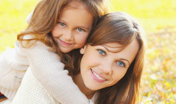 Autumn Portrait Happy Smiling Mother Her Daughter Child Park — Stock Photo, Image