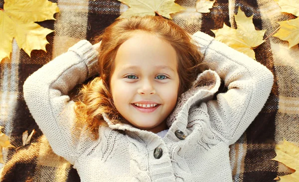 Mutlu Gülümseyen Küçük Kız Çocuğunun Portresini Kapat Sarı Bir Akçaağaç — Stok fotoğraf