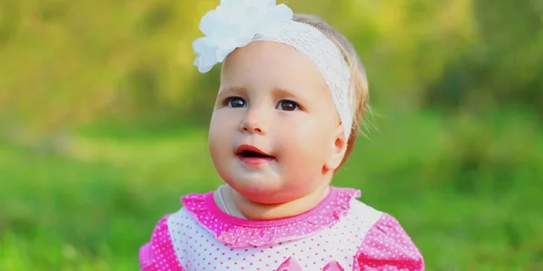 Primer Plano Retrato Bebé Niña Feliz Hierba Día Verano —  Fotos de Stock
