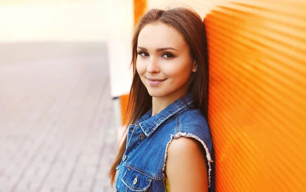 Close Zomer Portret Van Aantrekkelijke Jonge Vrouw Stad — Stockfoto