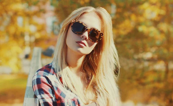 Primer Plano Retrato Hermosa Joven Rubia Parque Otoño — Foto de Stock