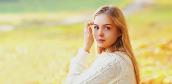 Porträtt Vacker Ung Blond Kvinna Solig Höstpark — Stockfoto