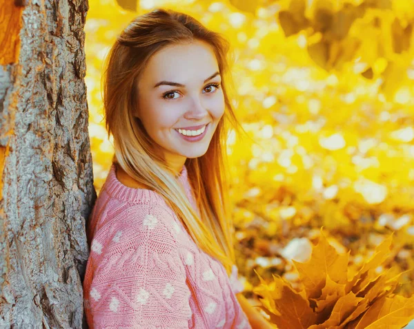 Porträt Der Schönen Lächelnden Blonden Frau Mit Gelben Ahornblättern Herbstpark — Stockfoto