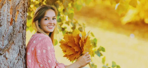 Портрет Красивої Усміхненої Блондинки Жовтим Кленовим Листям Осінньому Парку — стокове фото