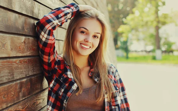 Portret Van Een Mooie Vrolijke Glimlachende Jonge Vrouw Casual Stad — Stockfoto