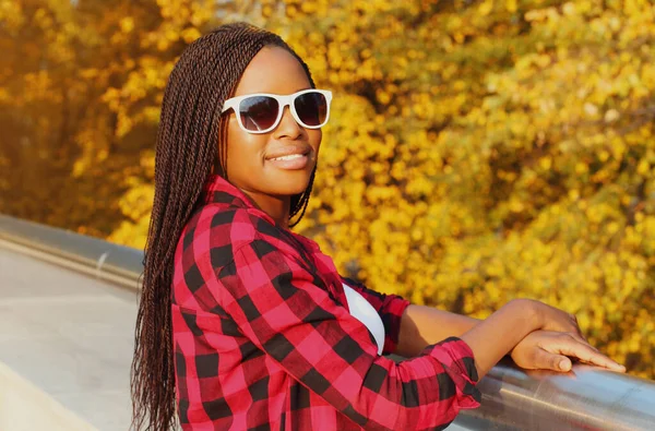 Porträtt Ung Leende Afrikansk Kvinna Bär Solglasögon Hösten Dag — Stockfoto