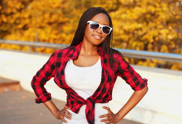 Retrato Jovem Mulher Africana Sorridente Usando Óculos Sol Dia Outono — Fotografia de Stock