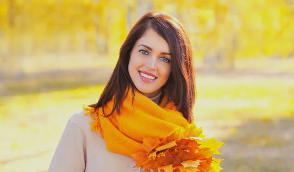 秋天公园里戴着黄枫叶围巾的漂亮黑发女子的画像 — 图库照片