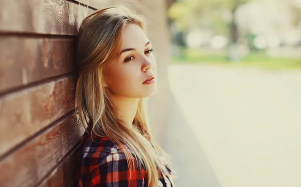 Primer Plano Retrato Una Hermosa Joven Rubia Mirando Hacia Otro —  Fotos de Stock