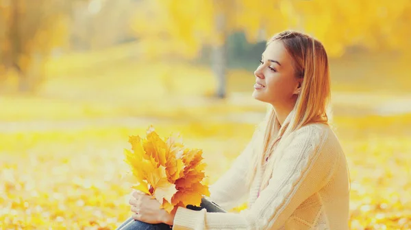 Porträt Einer Schönen Blonden Frau Die Mit Gelben Ahornblättern Herbstpark — Stockfoto
