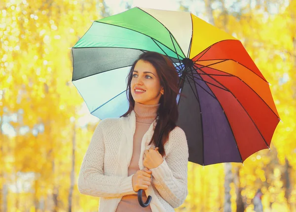 Retrato Mujer Feliz Sonriente Con Paraguas Colorido Parque Otoño — Foto de Stock